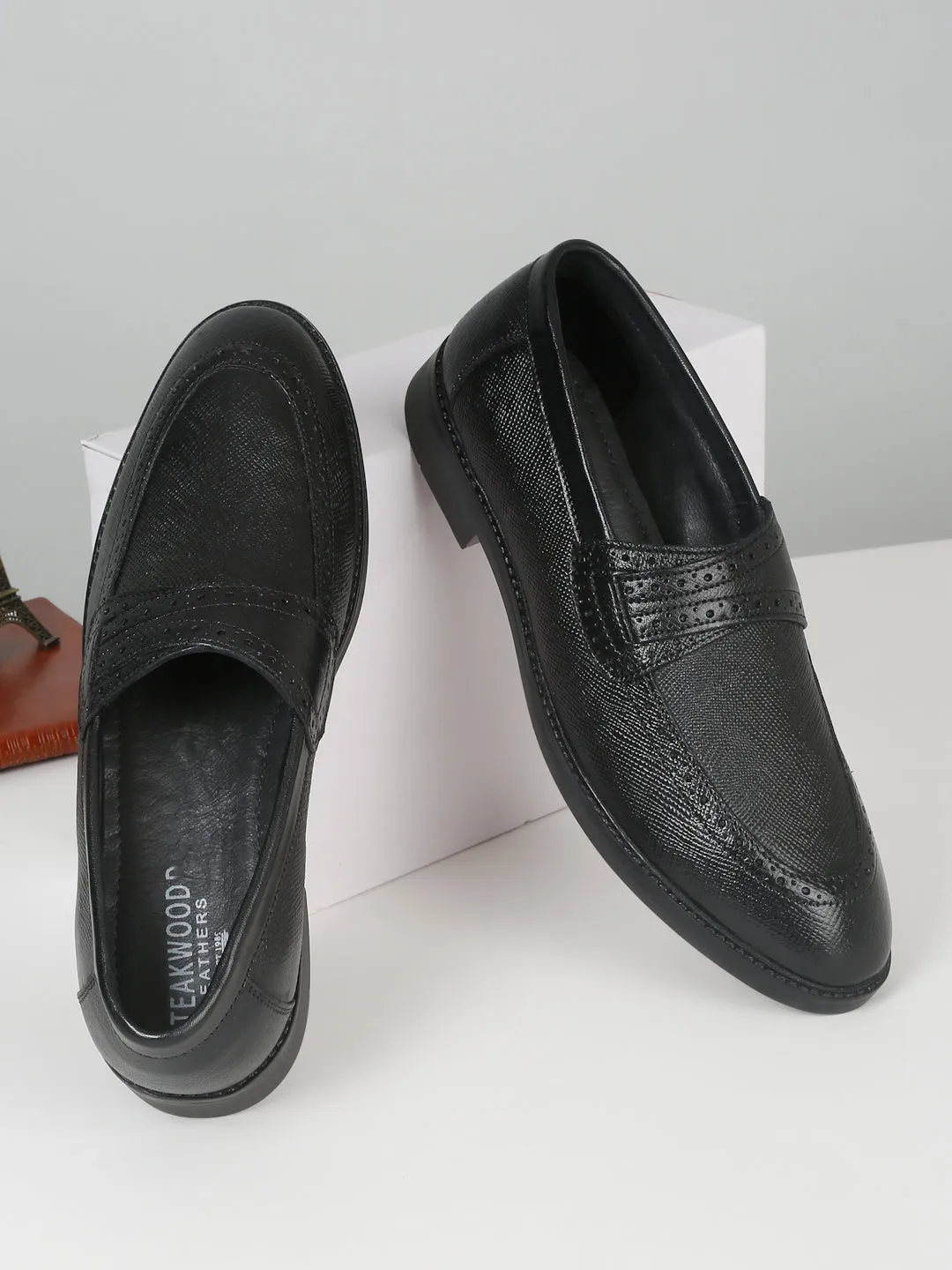 Mens's Black Texture Leather Loafers