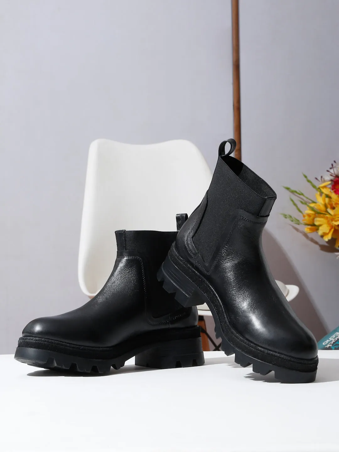 Women's Black Solid Leather chelsea Boots