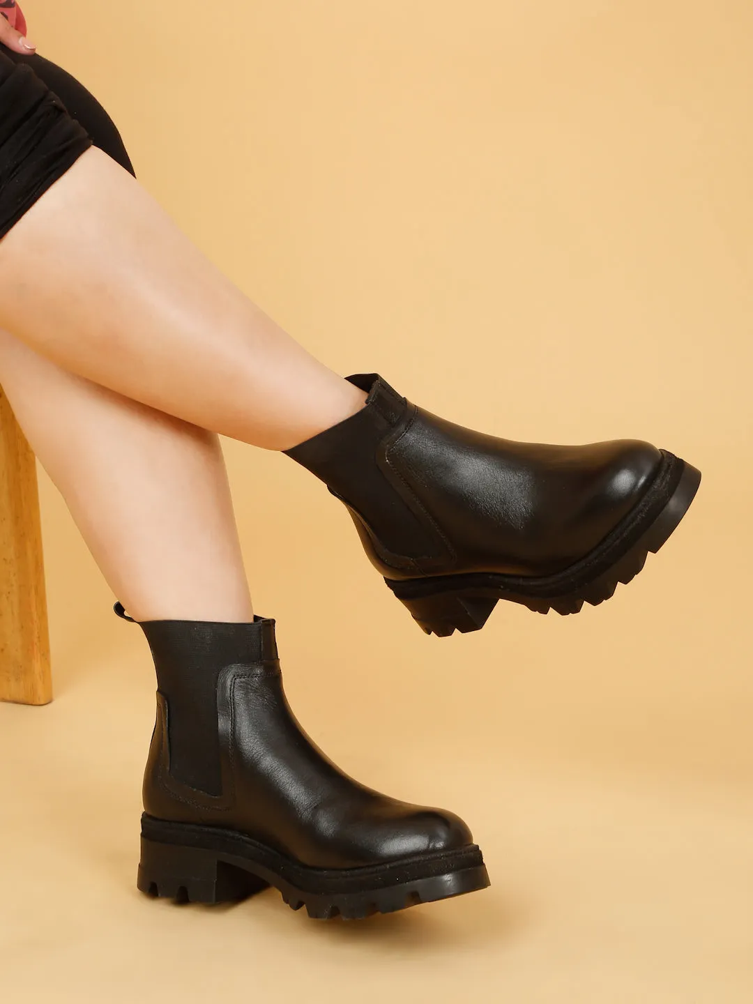 Women's Black Solid Leather chelsea Boots