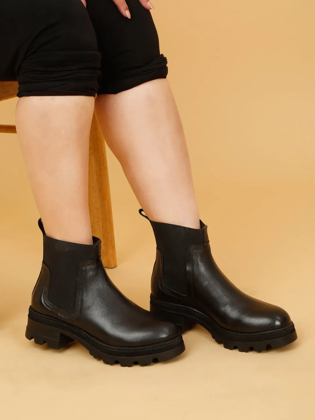 Women's Black Solid Leather chelsea Boots